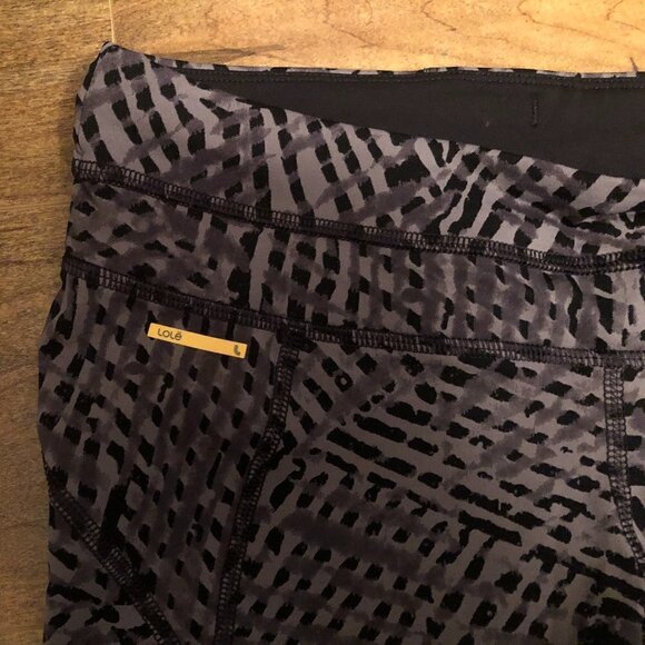 𝅺lolë Run Capris - Black Foliage - Size S - Picture 6 of 9